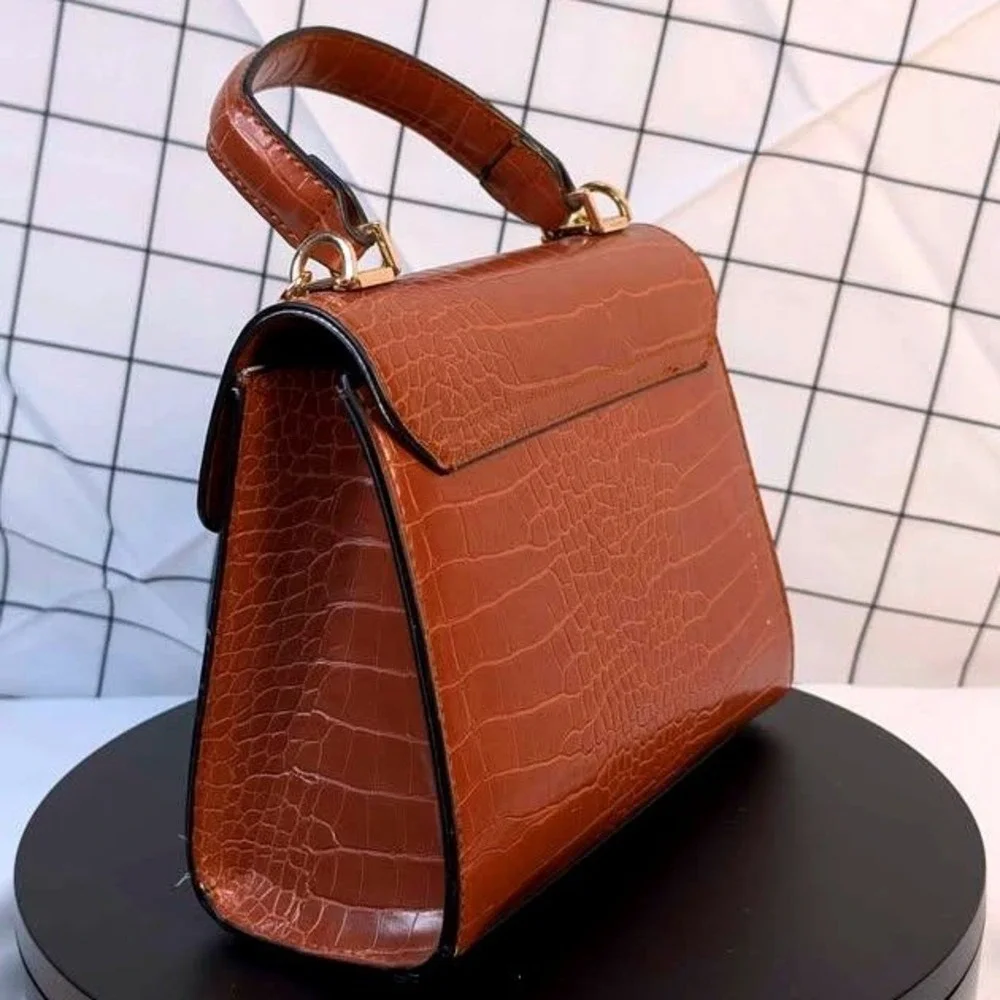 Aldo top handle